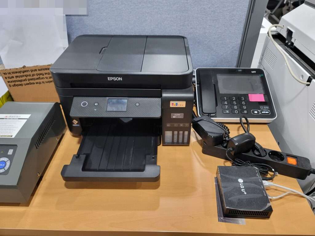 관리사무소 내 엡손 L6290 임대 설치 사진, 공간의 협소로 작은 사이즈의 L6290 잉크젯 설치